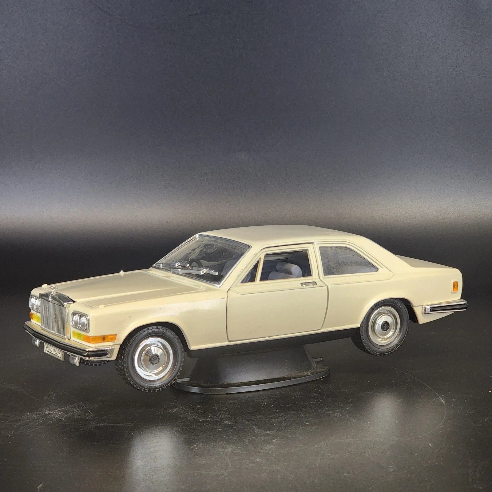 White Bburago Rolls Royce Camargue 1:22 diecast model car