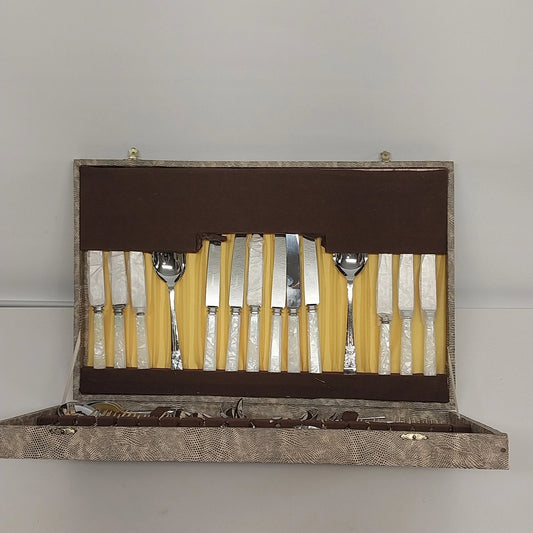Bilchrome Sheffield stainless steel flatware set with presentation case