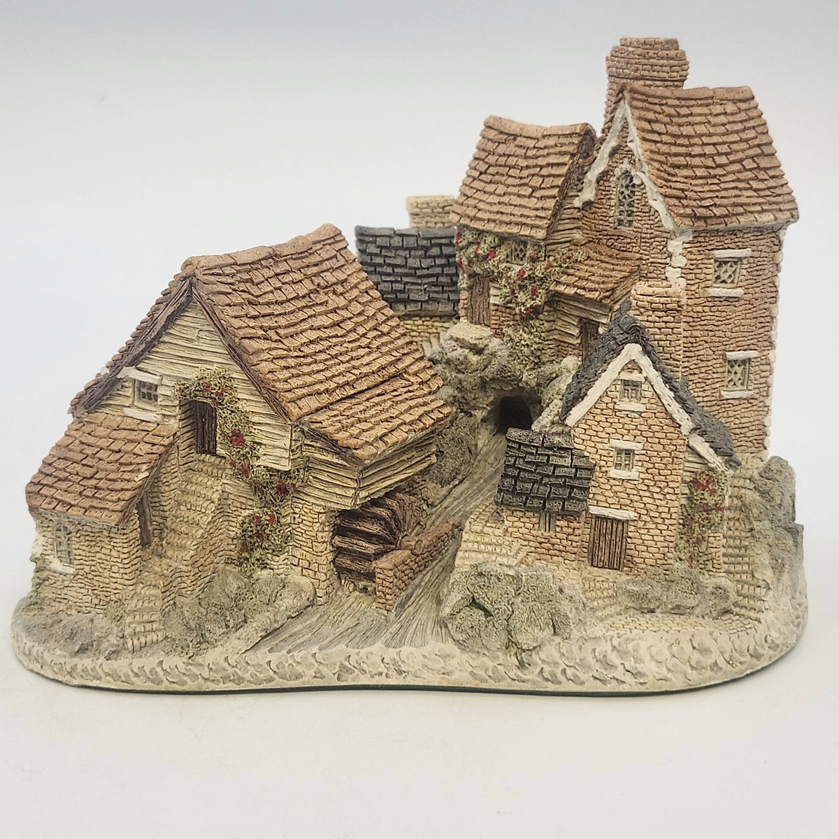 Vintage David Winter Brookside Hamlet miniature cottage with hand-painted details