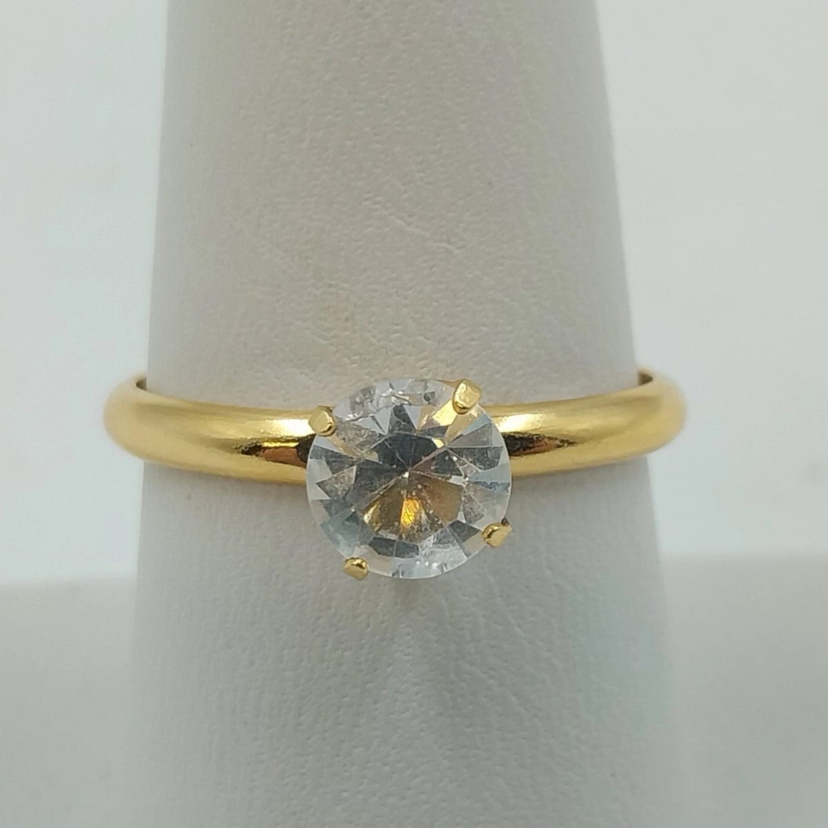 Gold tone solitaire fashion ring with round clear faceted stone size 8.5