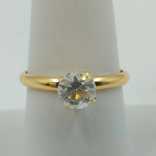 Gold tone solitaire fashion ring with round clear faceted stone size 8.5