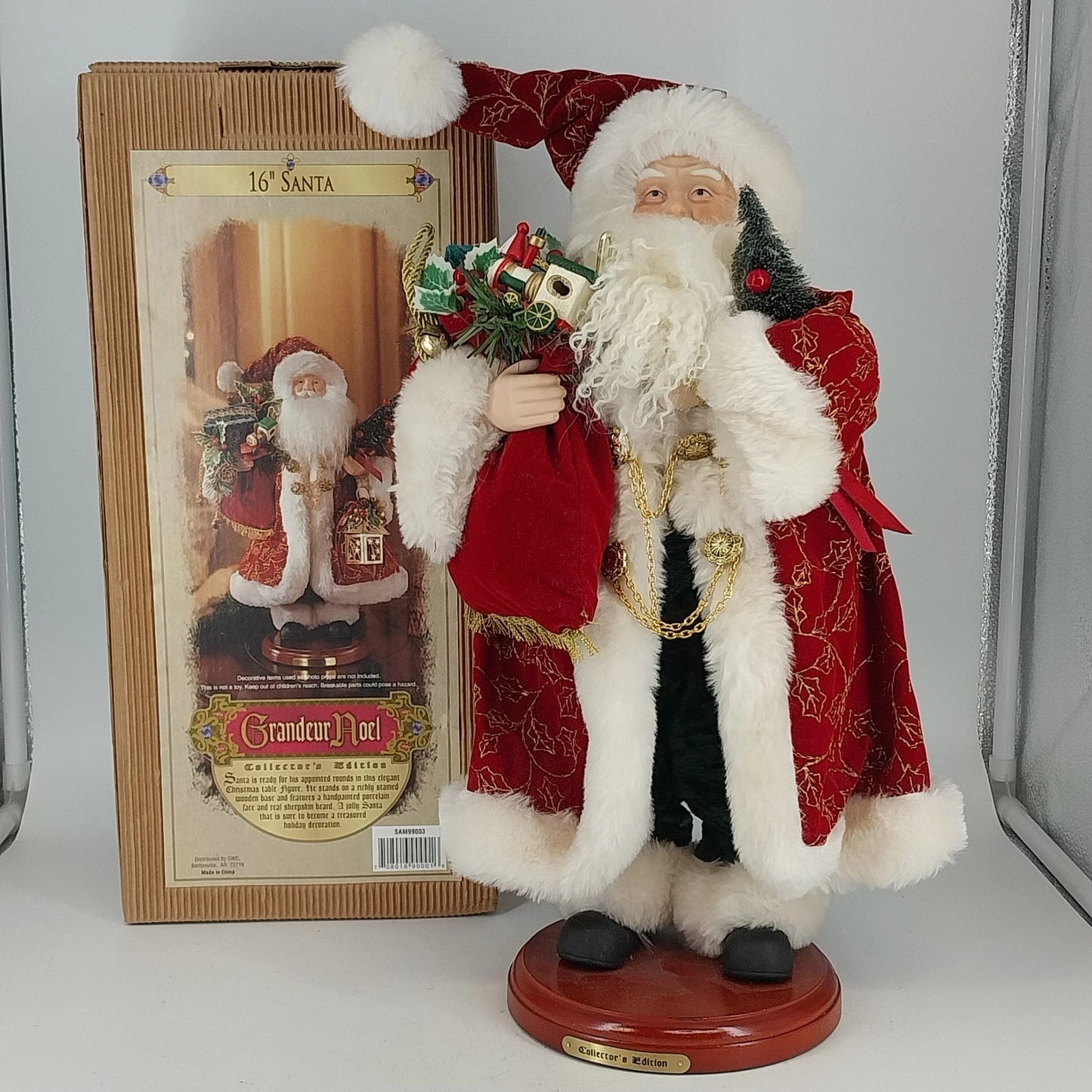 Grandeur Noel Santa Claus collector figurine with box