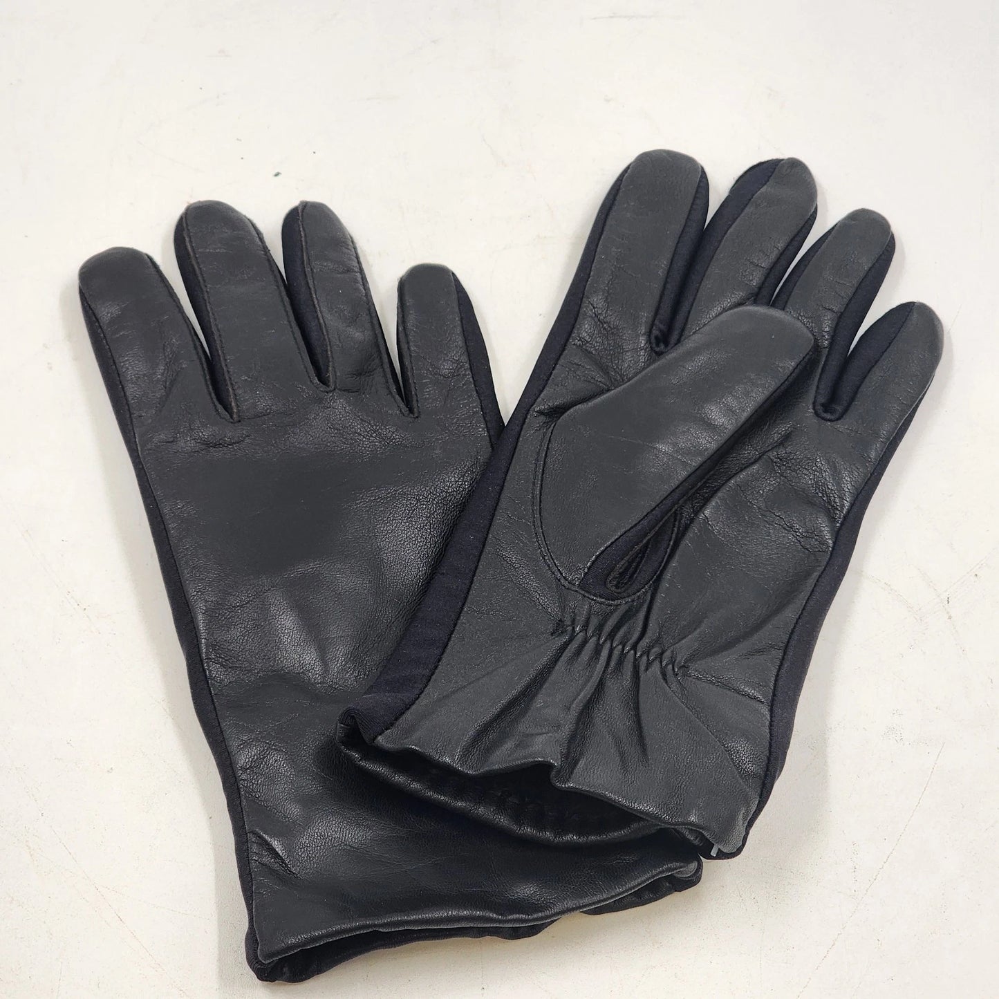 Ladies black leather gloves with fleece lining and stretch side panels