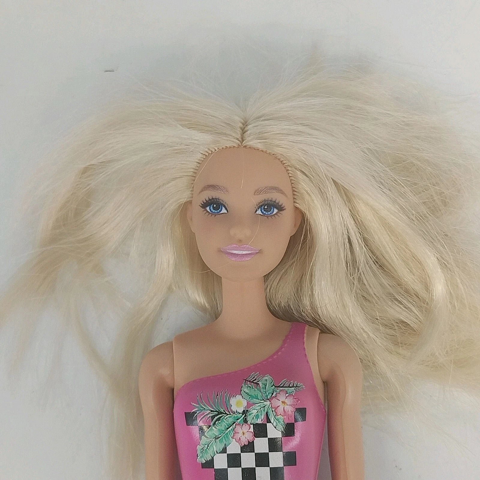 Barbie HDC50 beach doll pink swimsuit blonde hair Mattel