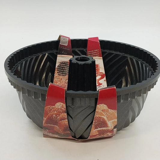 Nordic Ware 53137 Vintage Star Bundt Pan Platinum Cast Aluminum USA
