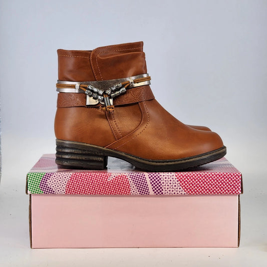 Via Pinky Elly-02 camel ankle boots with tassel and metal strap accents
