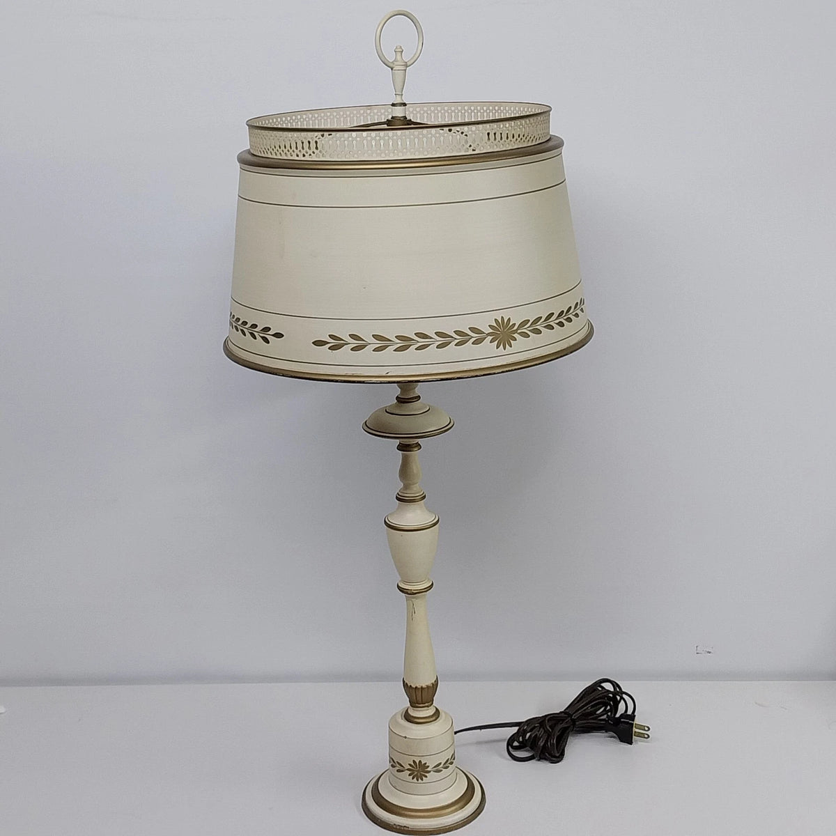 Vintage Colonial toleware table lamp cream gold 30 inch