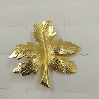 Vintage gold tone tree leaf brooch pin with detailed autumn design