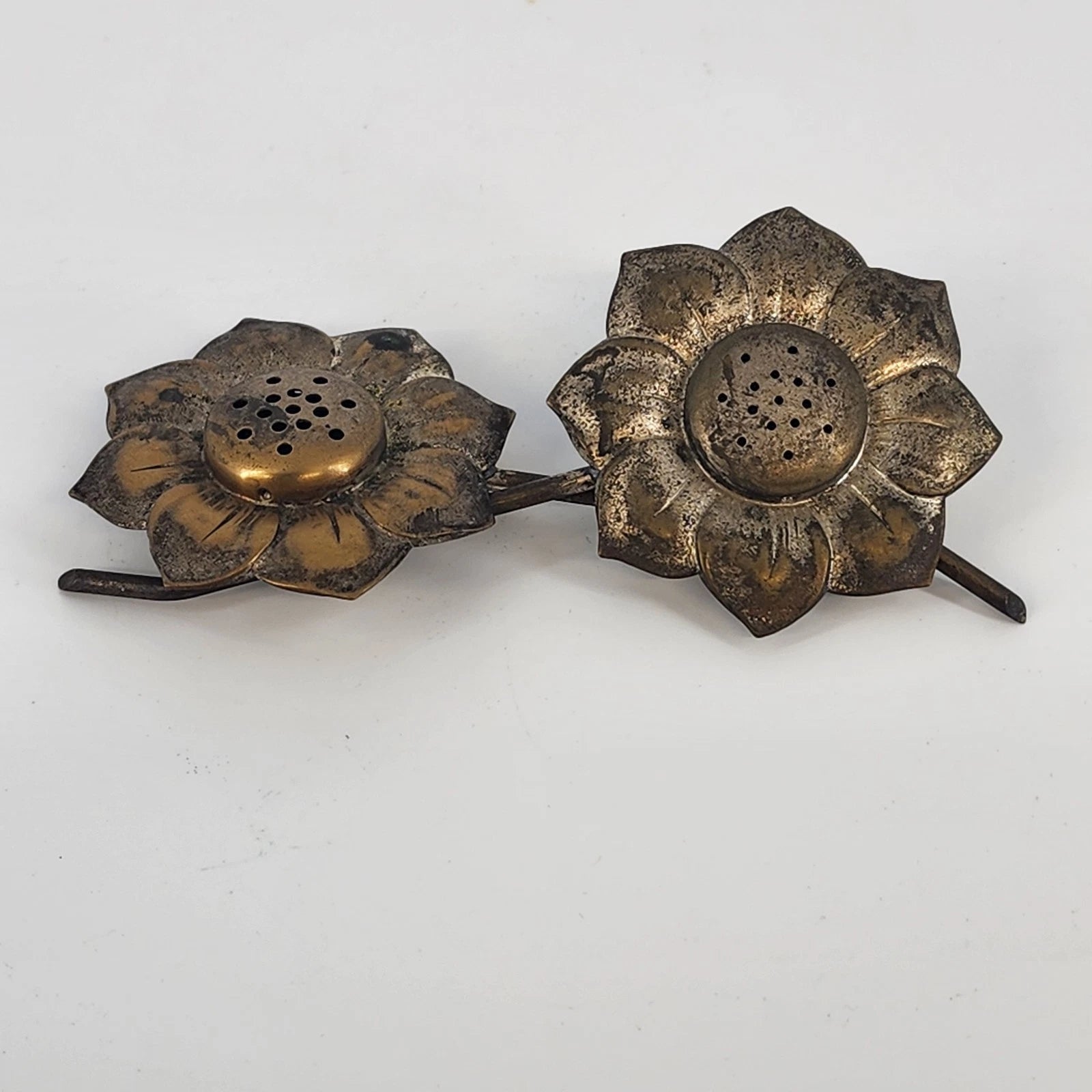 Vintage metal sunflower salt and pepper shaker set