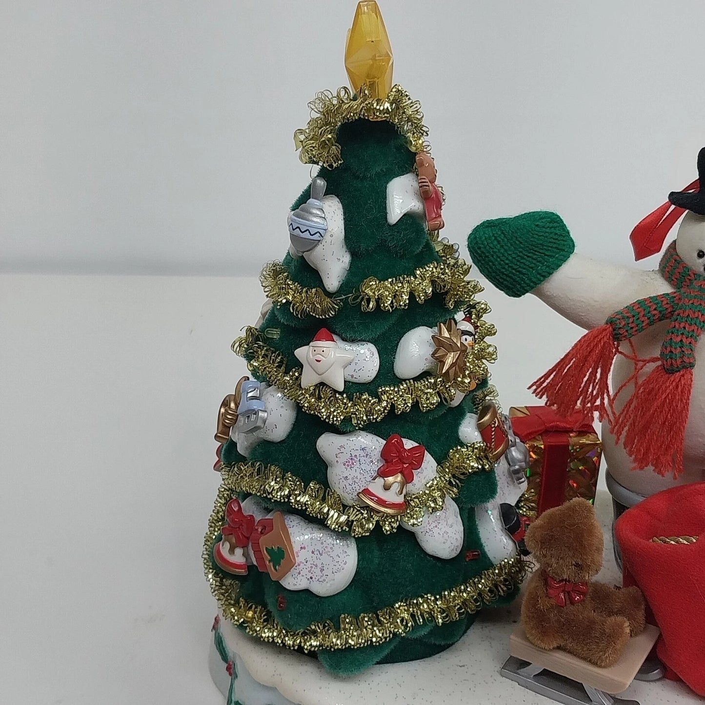 Avon A Wonderful Countdown Christmas Talking Lighted Snowman Advent Tree 23 Pc