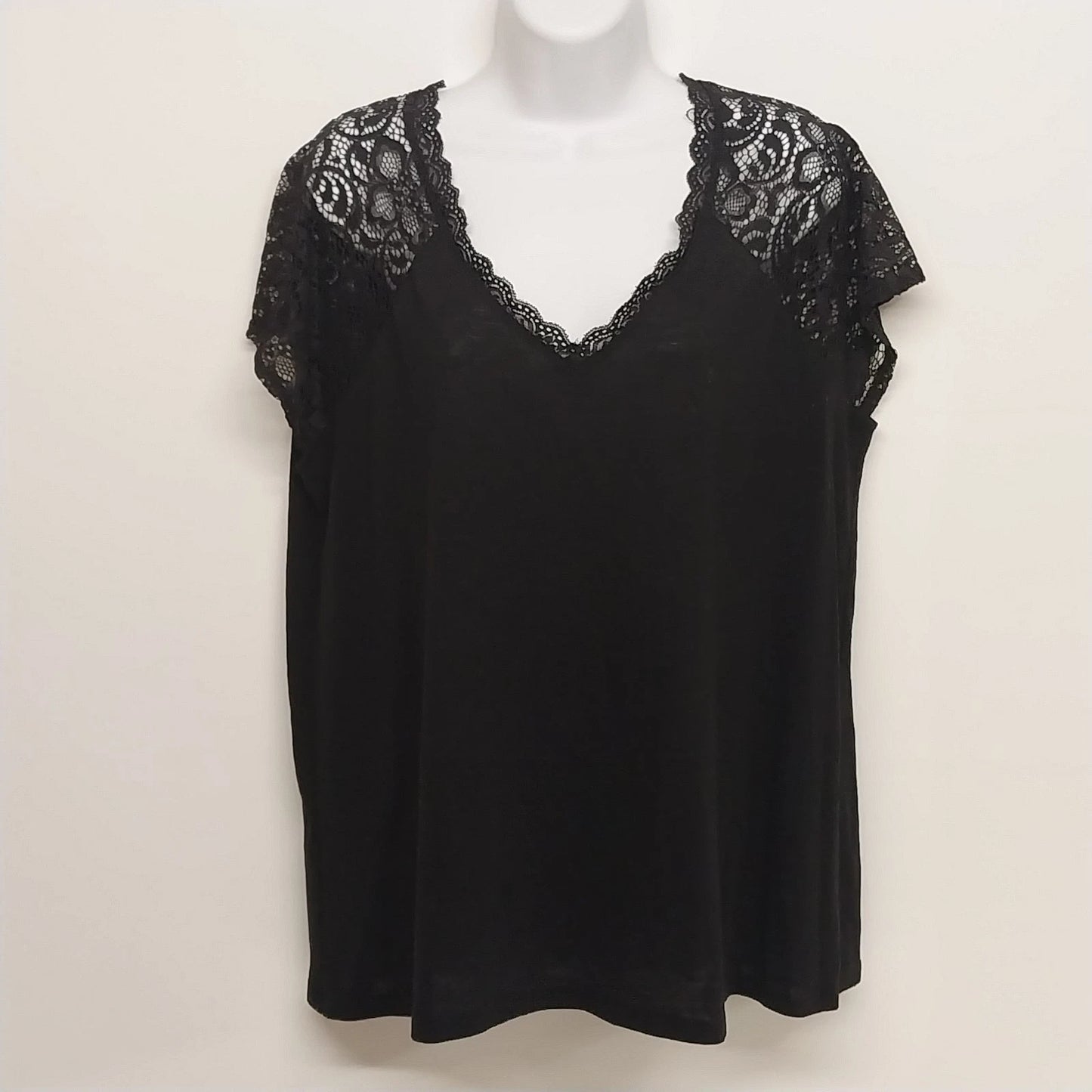 Torrid Women's Black Blouse Top Size 0 Plus Floral Lace Cap V-Neck Short Sleeve