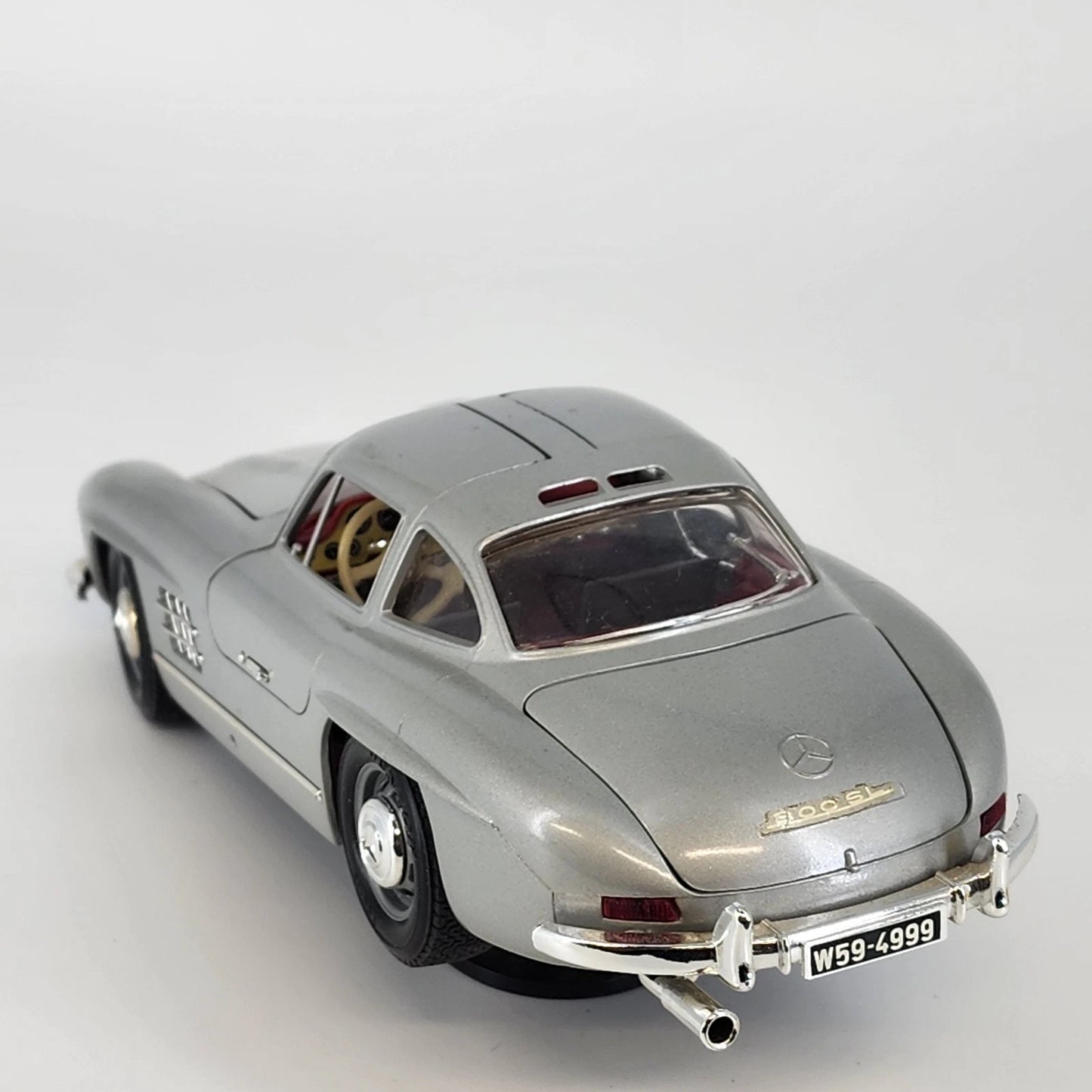 Bburago Mercedes-Benz 300 SL Gullwing 1:24 Diecast Silver Car with Stand 1954