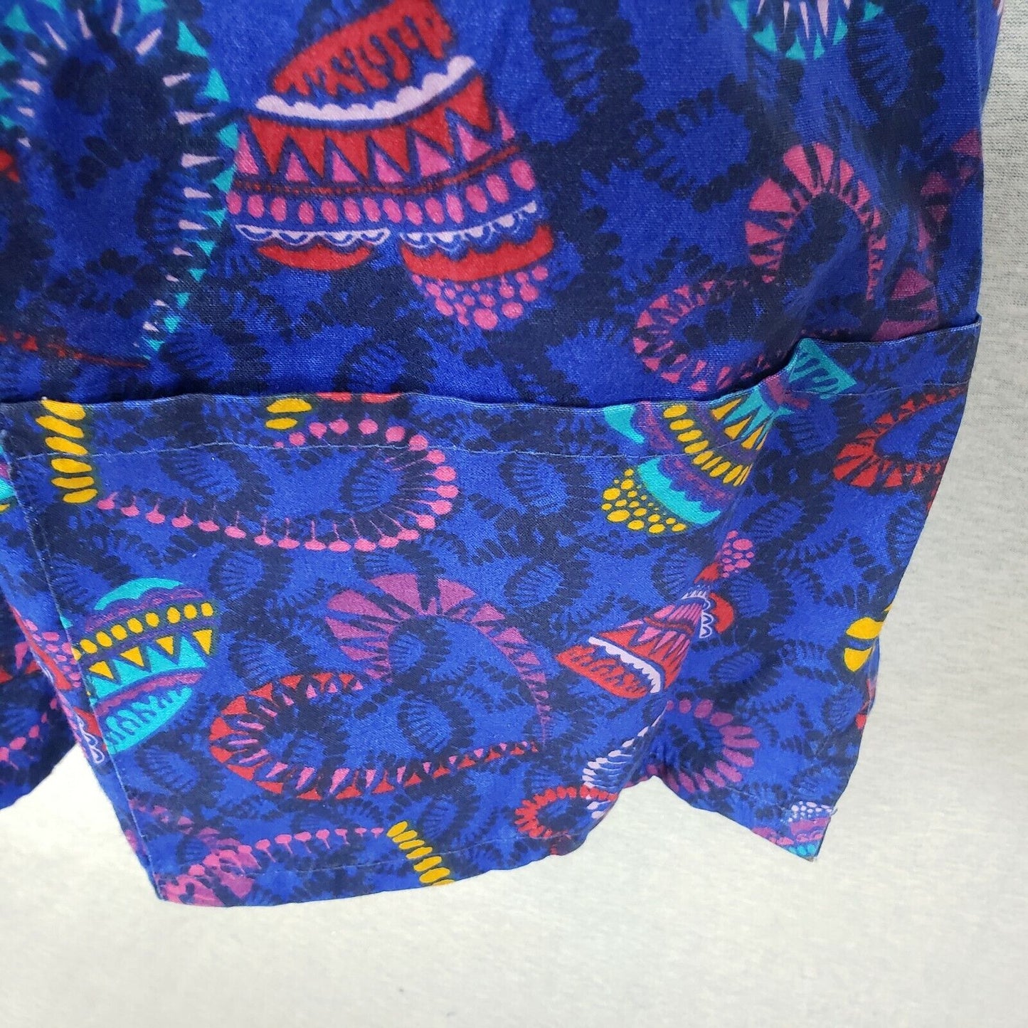 B Scrubs Blue Pattern Uniform Top Womens 1XL 3 Pocket Scrubs NWT