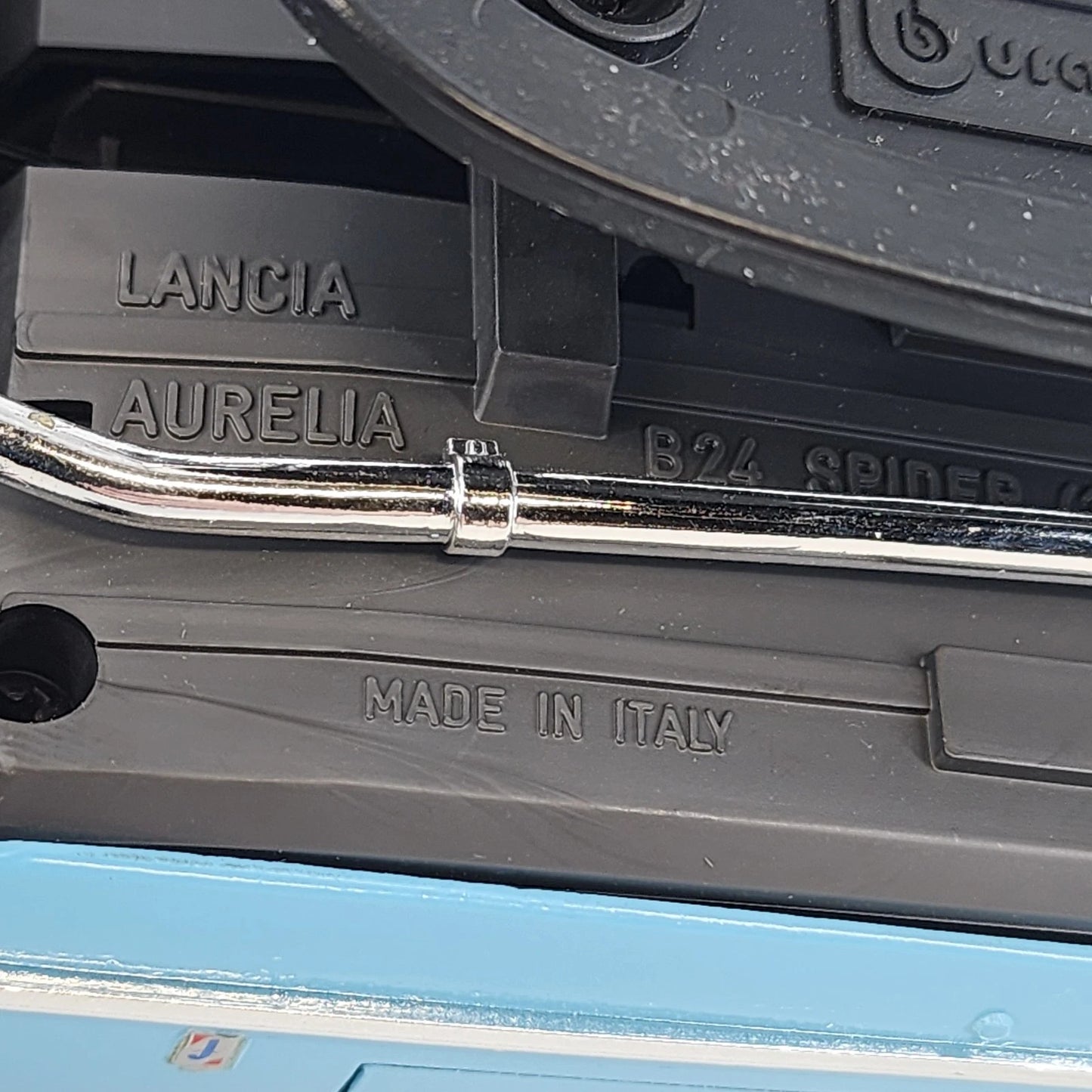 Bburago 1955 Lancia Aurelia B24 Spider 1:18 Diecast Model Light Blue Car Stand