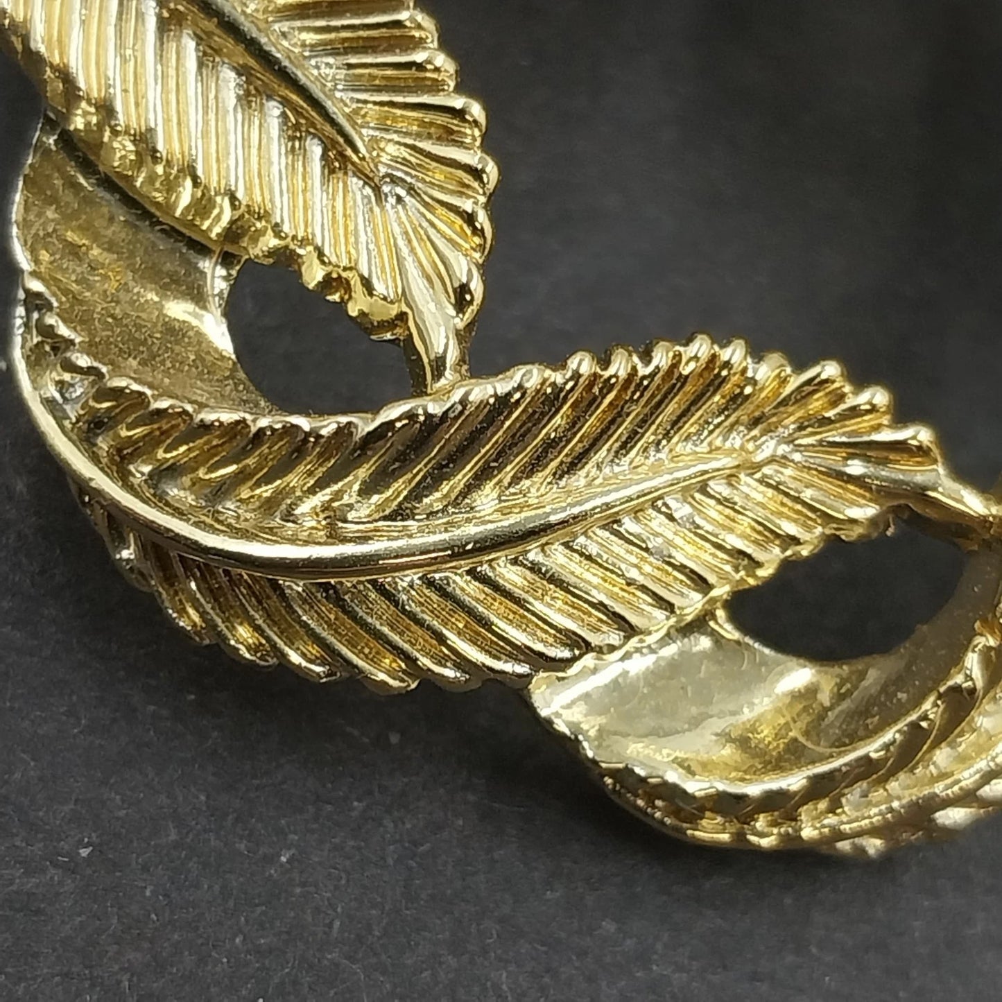 Gold Tone Feather Wreath Brooch Textured Openwork Circle Pin Vintage