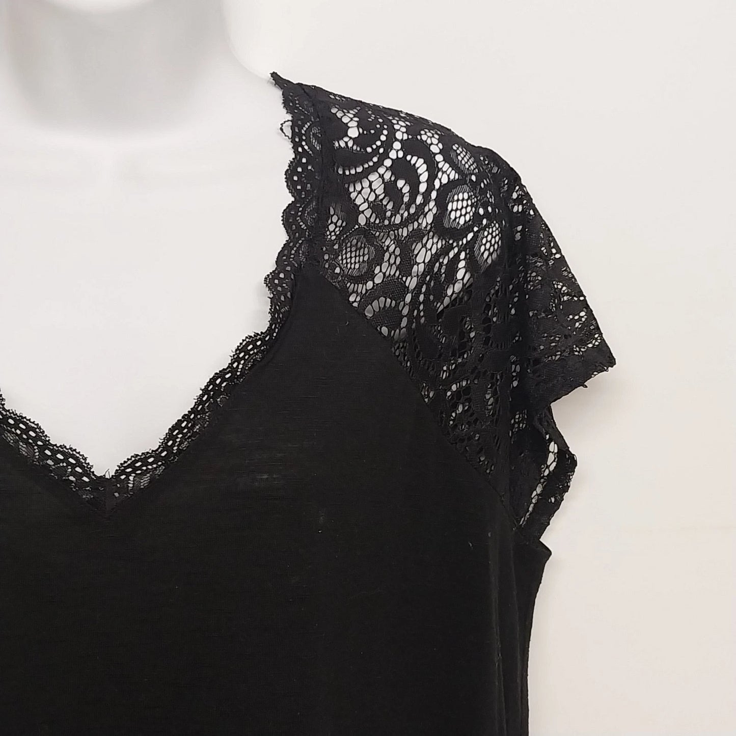 Torrid Women's Black Blouse Top Size 0 Plus Floral Lace Cap V-Neck Short Sleeve