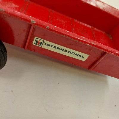 Ertl International Harvester Manure Spreader 1:16 Red Metal Vtg Tractor Toy 9.5"