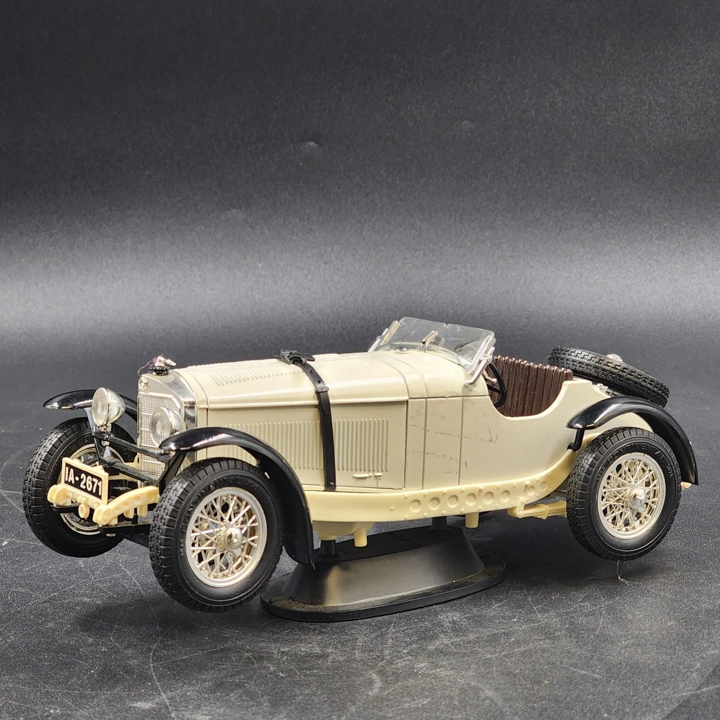 Bburago 1931 Mercedes Benz SSKL 1:18 Diecast Model Car Cream with Stand 9.5" Vtg