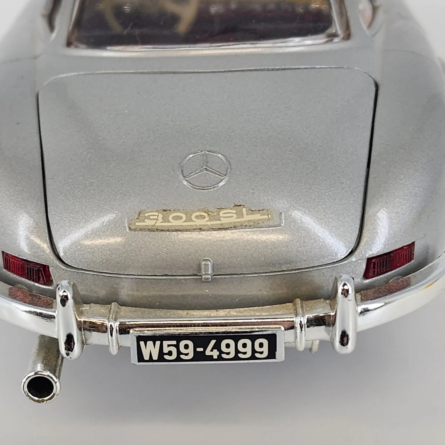 Bburago Mercedes-Benz 300 SL Gullwing 1:24 Diecast Silver Car with Stand 1954