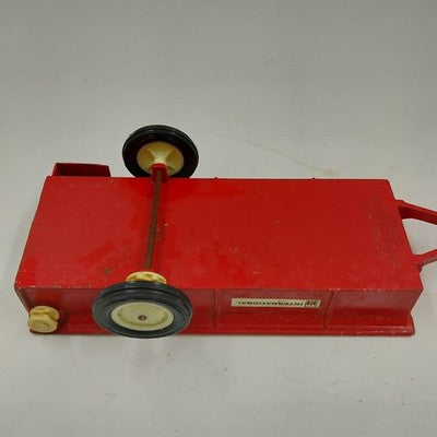 Ertl International Harvester Manure Spreader 1:16 Red Metal Vtg Tractor Toy 9.5"