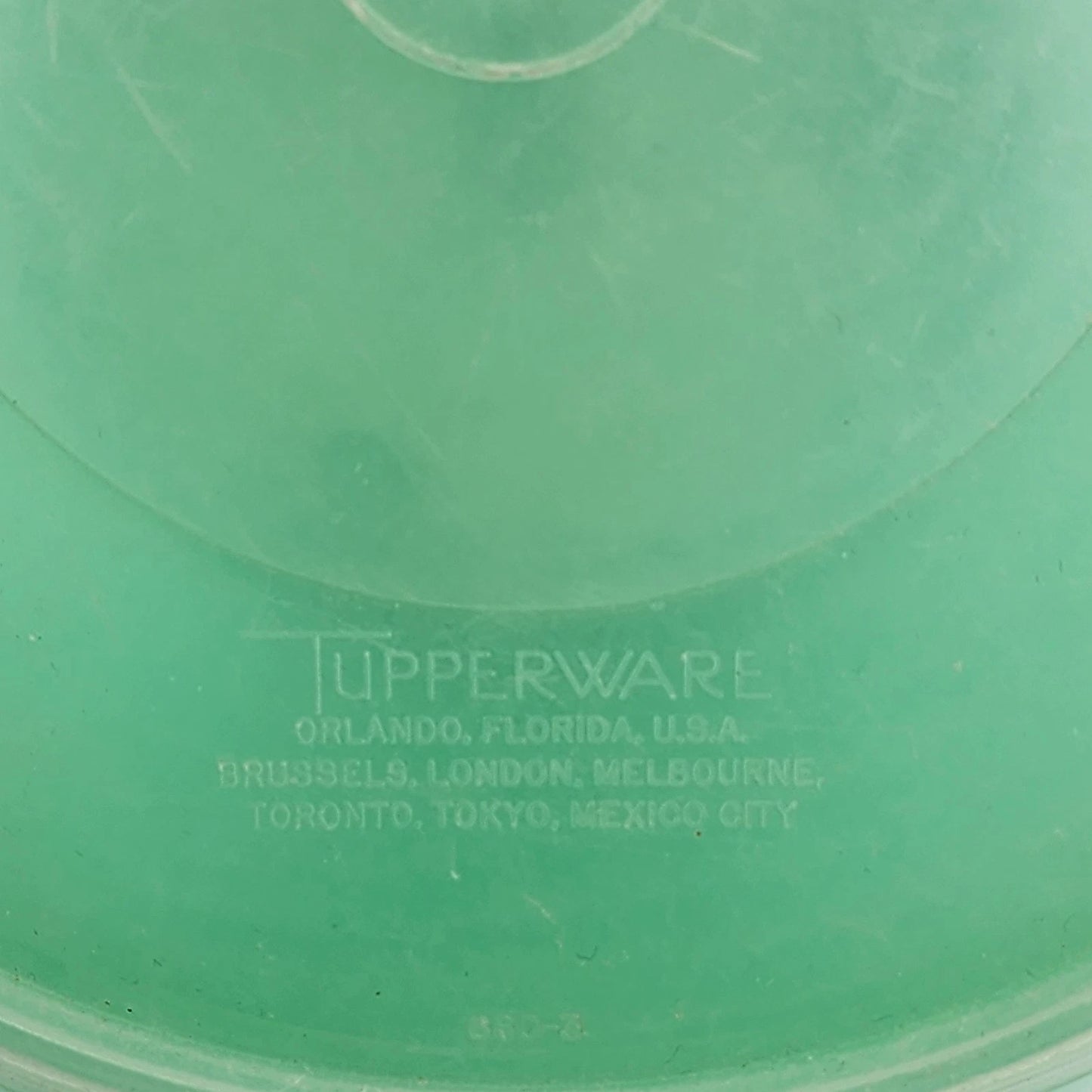 Tupperware 679-10 Jadeite Crisp-it Lettuce Keeper Bowl Sheer Lid Spike Vintage