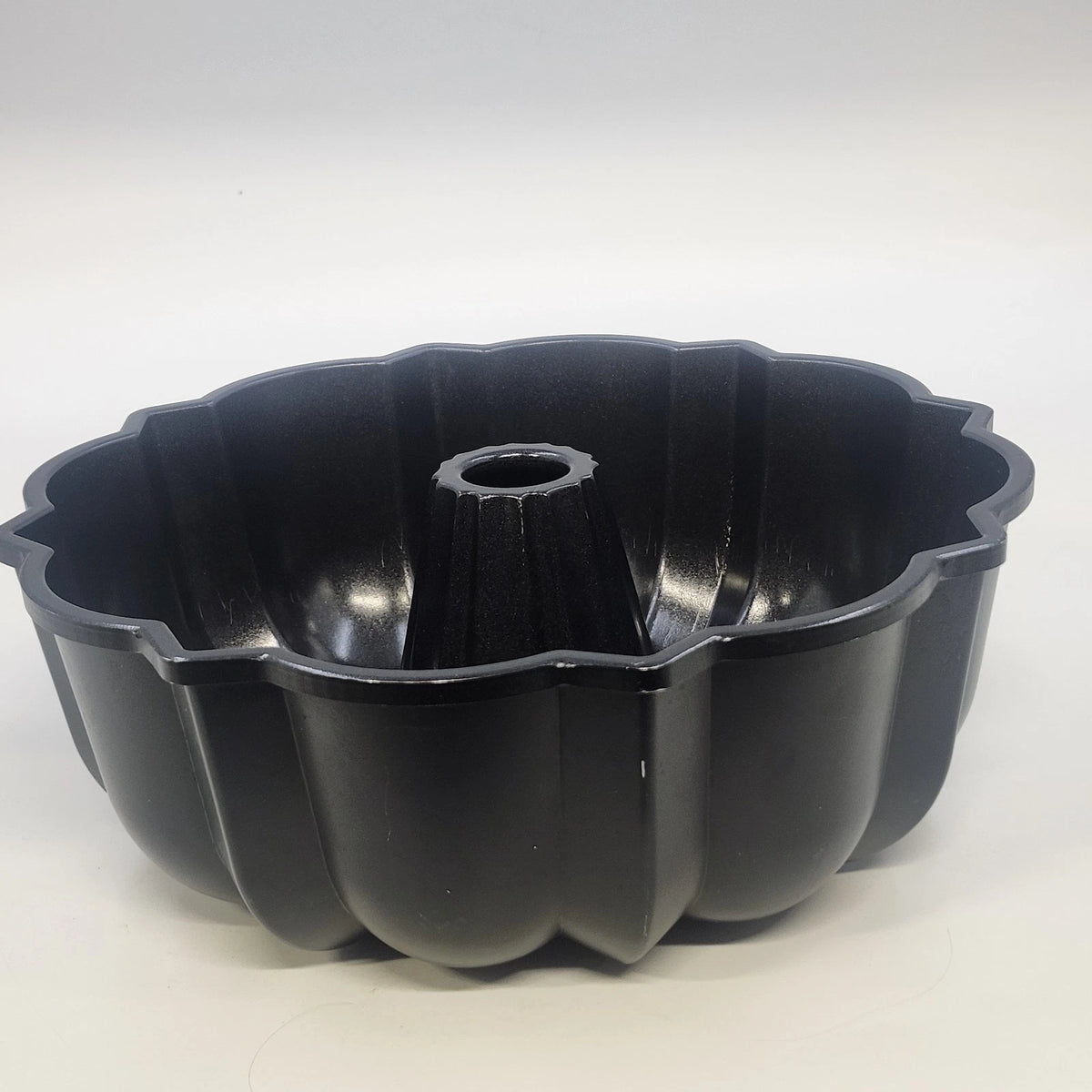 Nordic Ware Bundt Baking Cake Pan 12 Cup 2.81L Black Cast Aluminum Fluted 10.5"