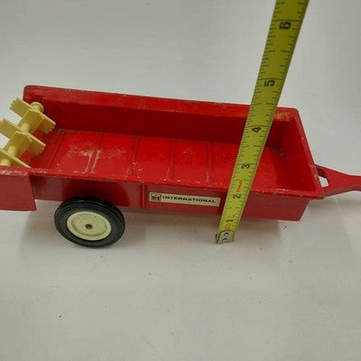 Ertl International Harvester Manure Spreader 1:16 Red Metal Vtg Tractor Toy 9.5"