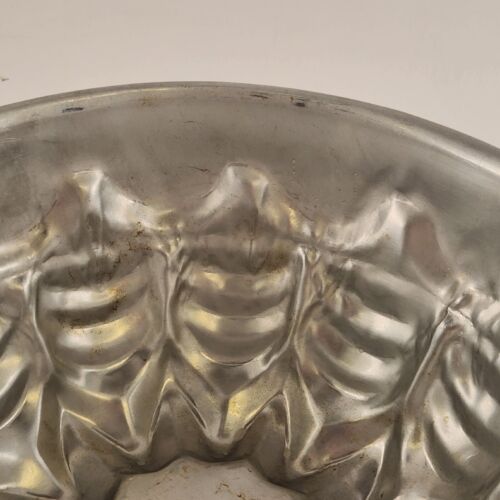 Stainless Steel Aluminum Bundt Cake Pan 8 Inches Across Vintage Impression Mold
