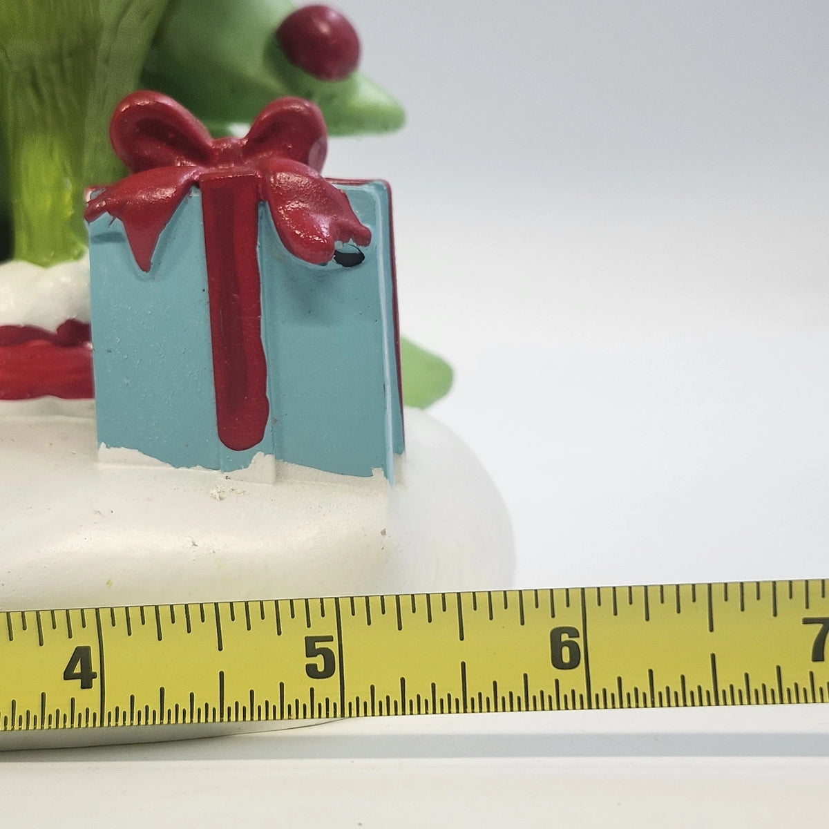 Ruz Dr. Seuss The Grinch Christmas Wreath Tree Figurine 12.5" Santa Hat & Gift