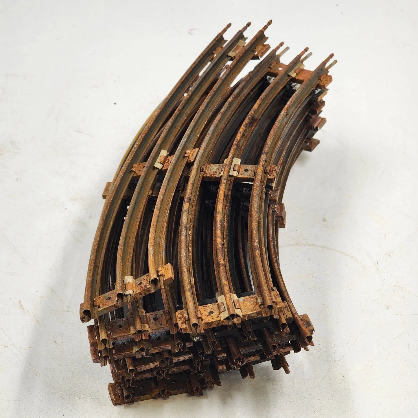 12 Model Train Curve Track Sections O-27 Gauge 27" Diameter Silver Ties Rusty