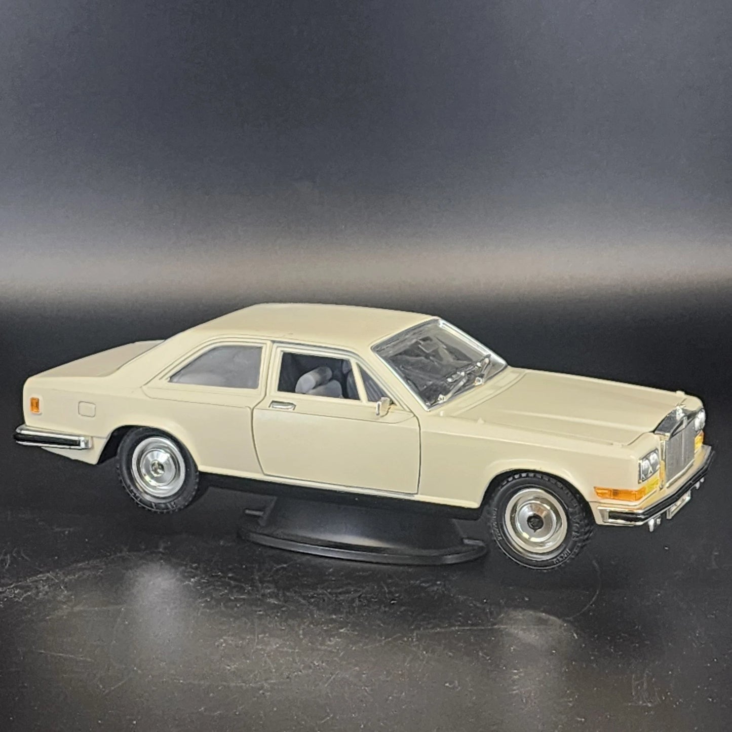 Bburago Rolls Royce Camargue 1:22 Scale Diecast Model Car
