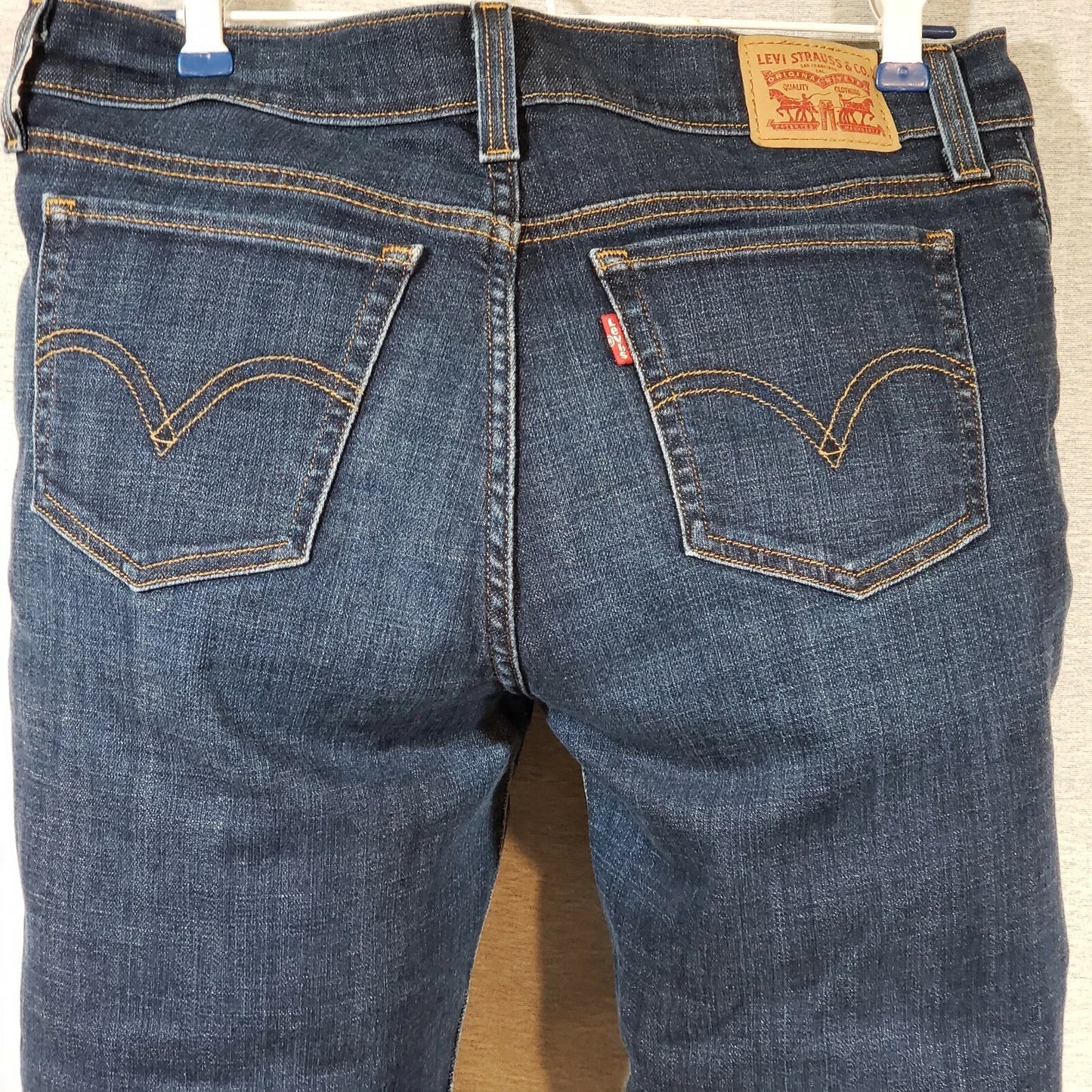 Levi's Women's Capri Jeans Size 28 Cuffed Dark Wash Denim Stretch 33" x 22"