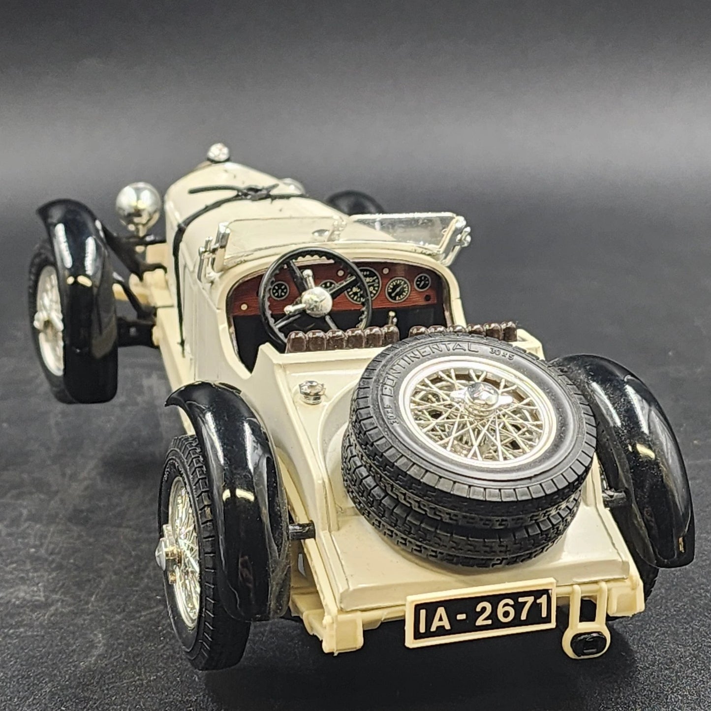 Bburago 1931 Mercedes Benz SSKL 1:18 Diecast Model Car Cream with Stand 9.5" Vtg