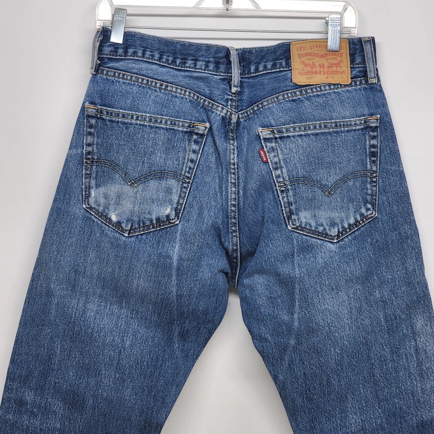 Levi’s 505 Mens 32x30 Medium Wash Straight Leg Jeans Regular Fit Distressed Blue