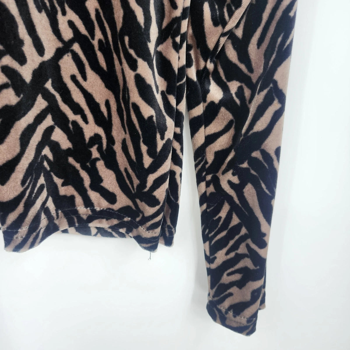 SML Sport Women's Large Zebra Print Velvet Mock Neck Top Black Tan Polyester USA