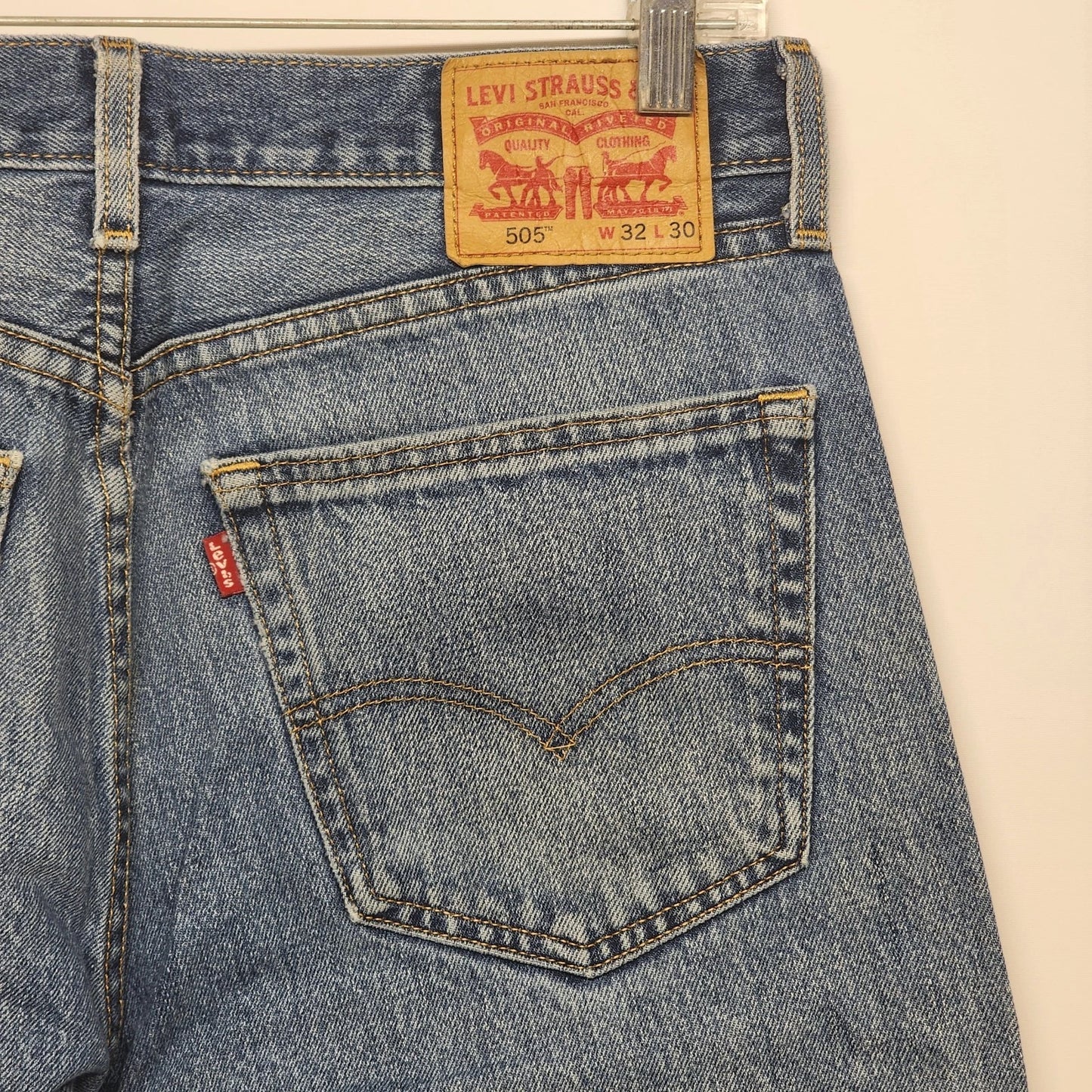 Levi’s 505 Men Jeans 32x30 Light Wash Distressed Blue Denim Classic Straight Leg