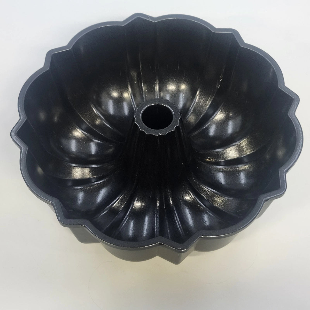 Nordic Ware Bundt Baking Cake Pan 12 Cup 2.81L Black Cast Aluminum Fluted 10.5"