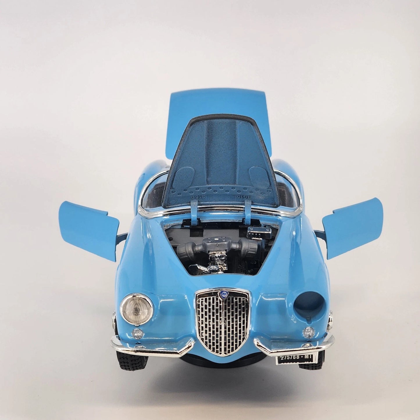 Bburago 1955 Lancia Aurelia B24 Spider 1:18 Diecast Model Light Blue Car Stand