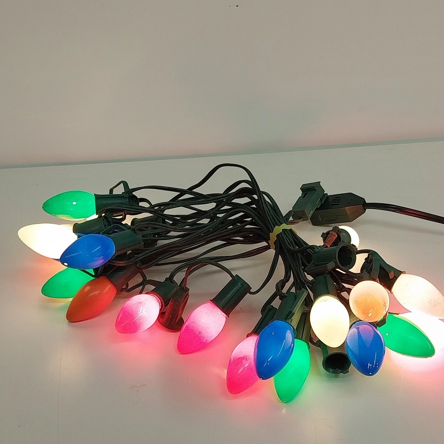 25-Light C9 Christmas Light Set Green Wire Branch Clips 25 Ft 20 Used Bulbs