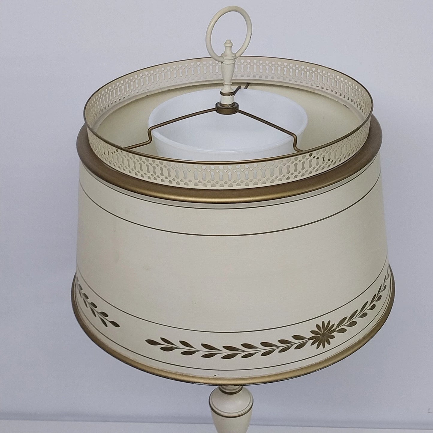 Colonial Toleware Table Lamp Cream Metal Shade French Country 30" Vintage 1960s