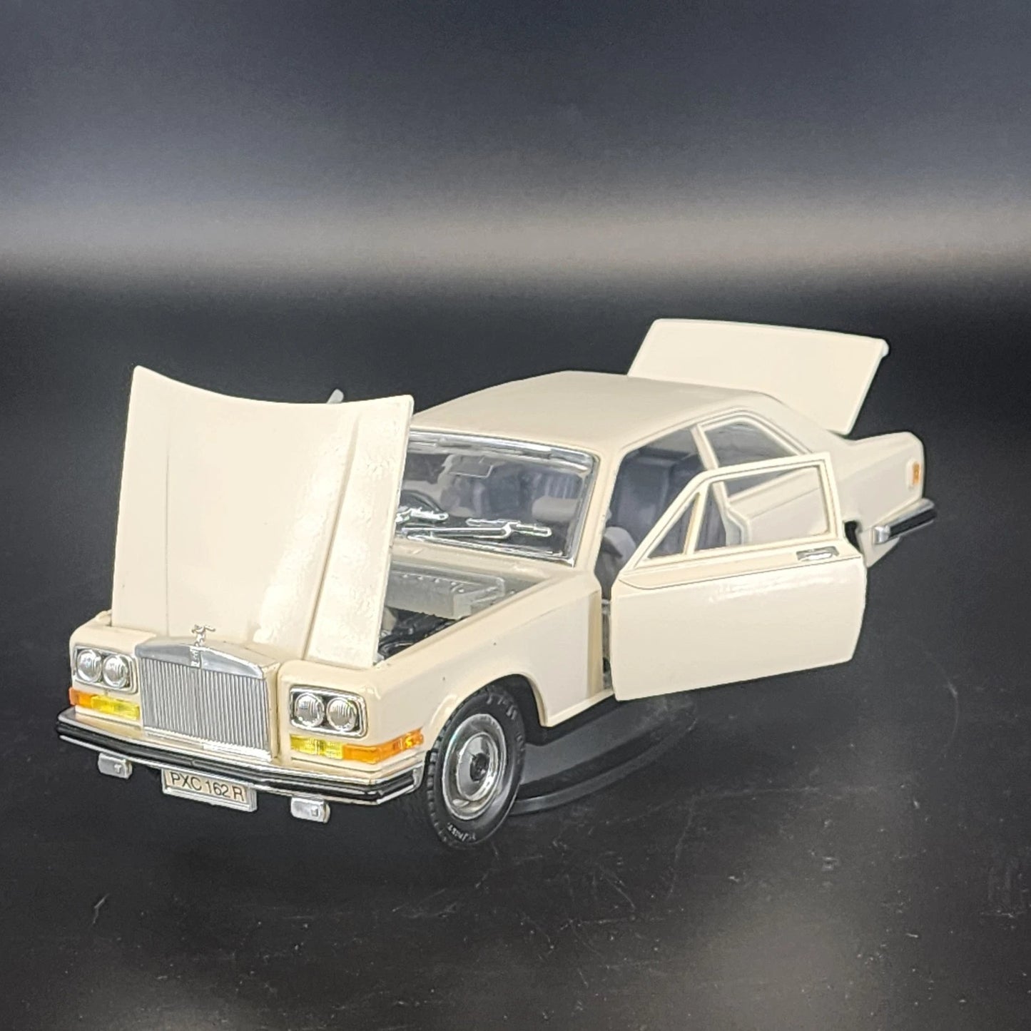Bburago Rolls Royce Camargue 1:22 Scale Diecast Model Car