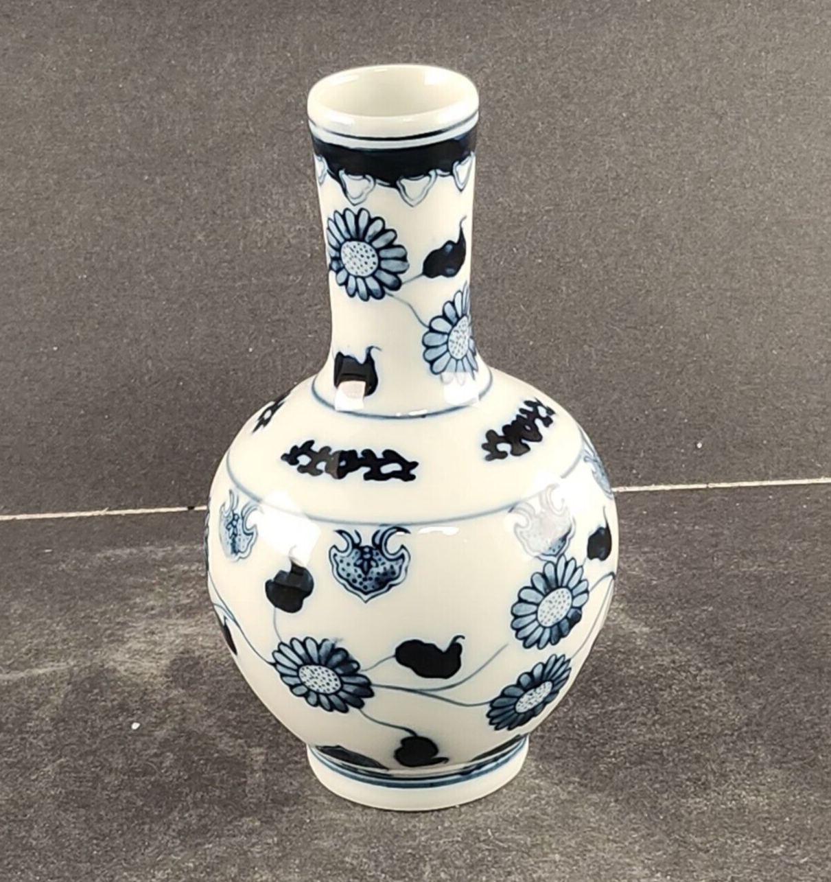 Chinese Porcelain Bud Vase Blue White Round 3" Across x 5.75" Tall Vintage