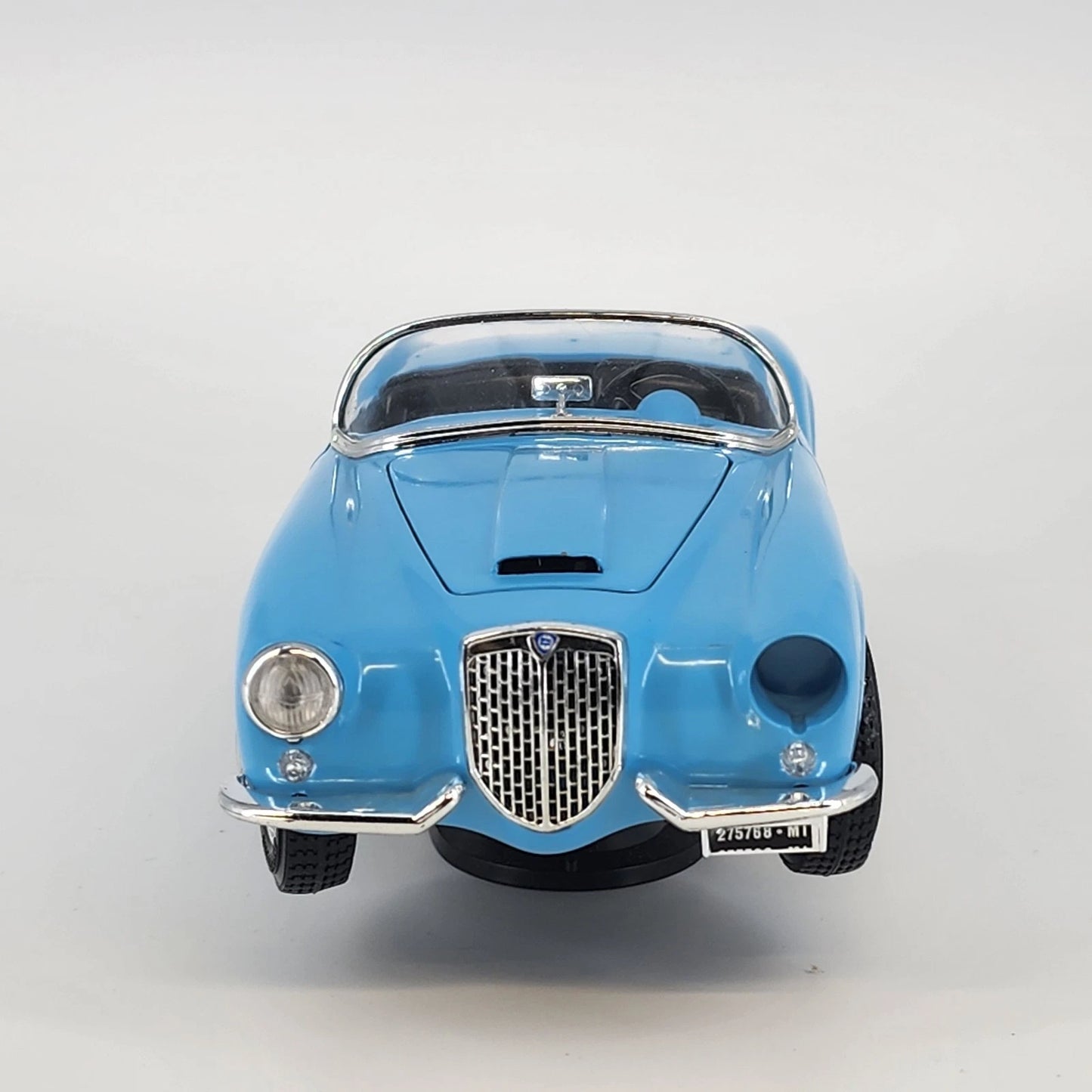 Bburago 1955 Lancia Aurelia B24 Spider 1:18 Diecast Model Light Blue Car Stand