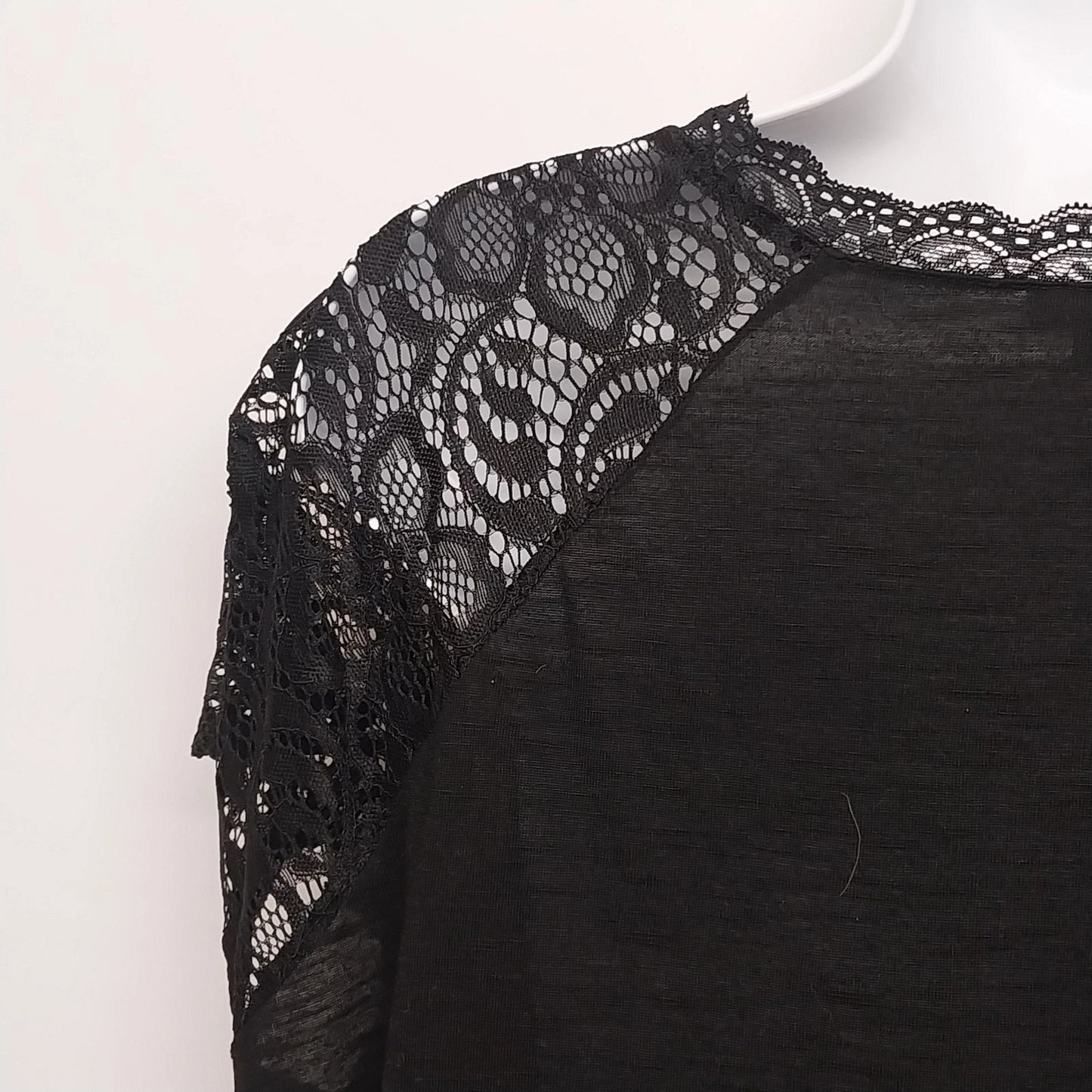 Torrid Women's Black Blouse Top Size 0 Plus Floral Lace Cap V-Neck Short Sleeve