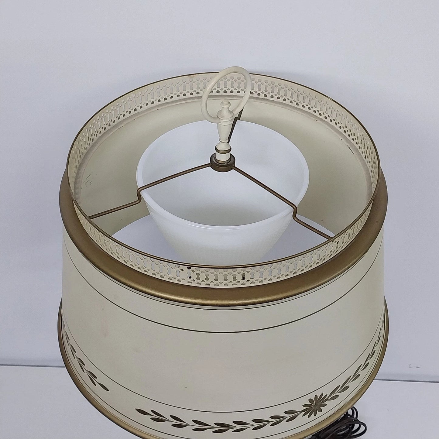 Colonial Toleware Table Lamp Cream Metal Shade French Country 30" Vintage 1960s