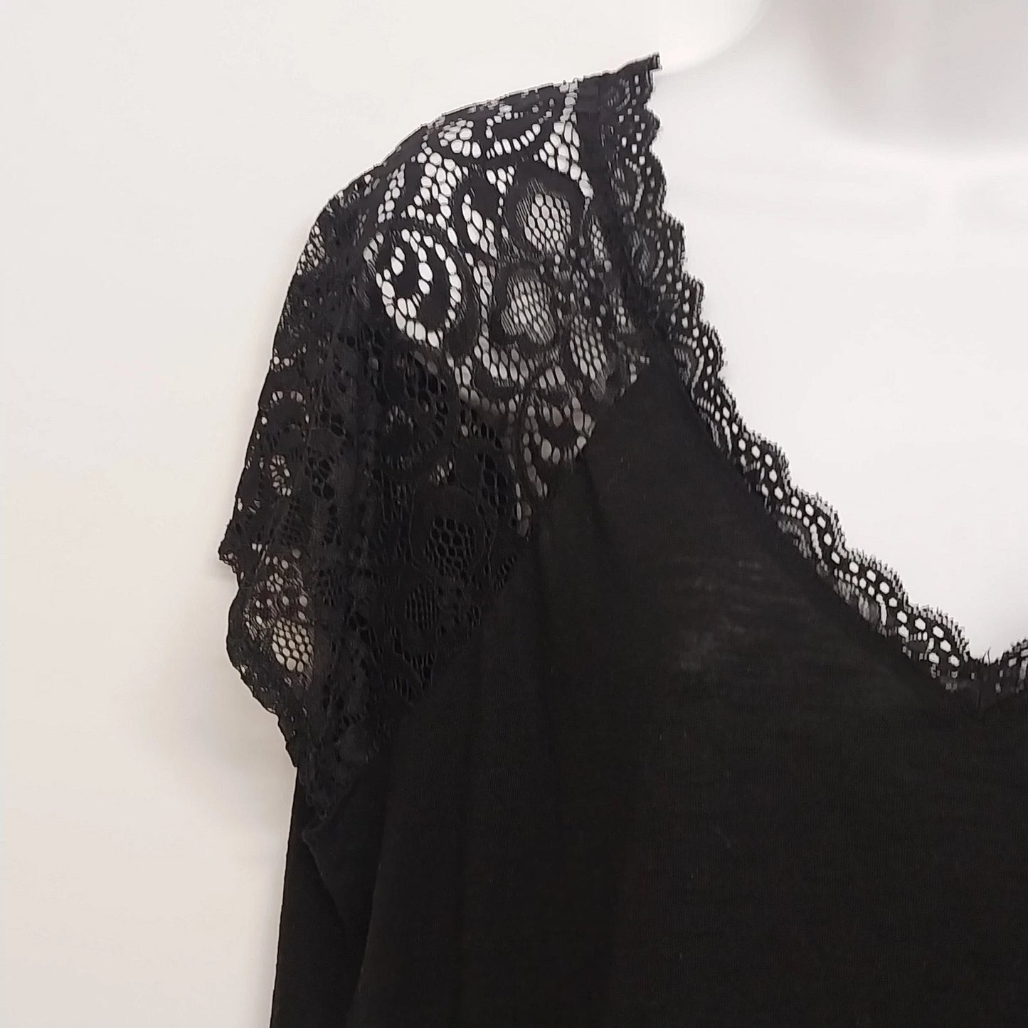 Torrid Women's Black Blouse Top Size 0 Plus Floral Lace Cap V-Neck Short Sleeve